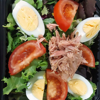 ENSALADA MIXTA CON ATUN Y HUEVO