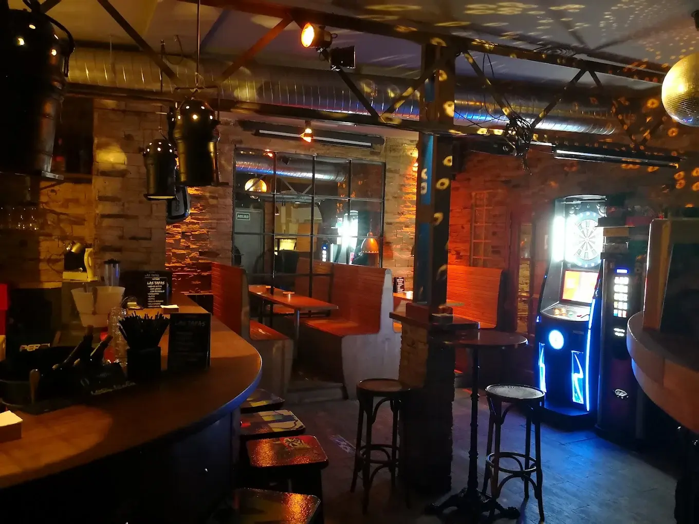 dardos en el pub motown