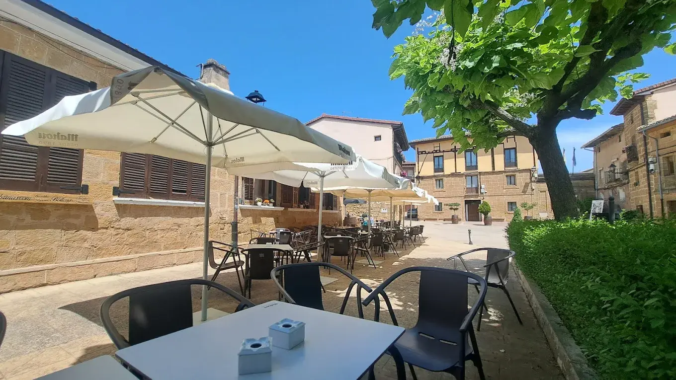 Terraza del bar lagar de briñas en la rioja
