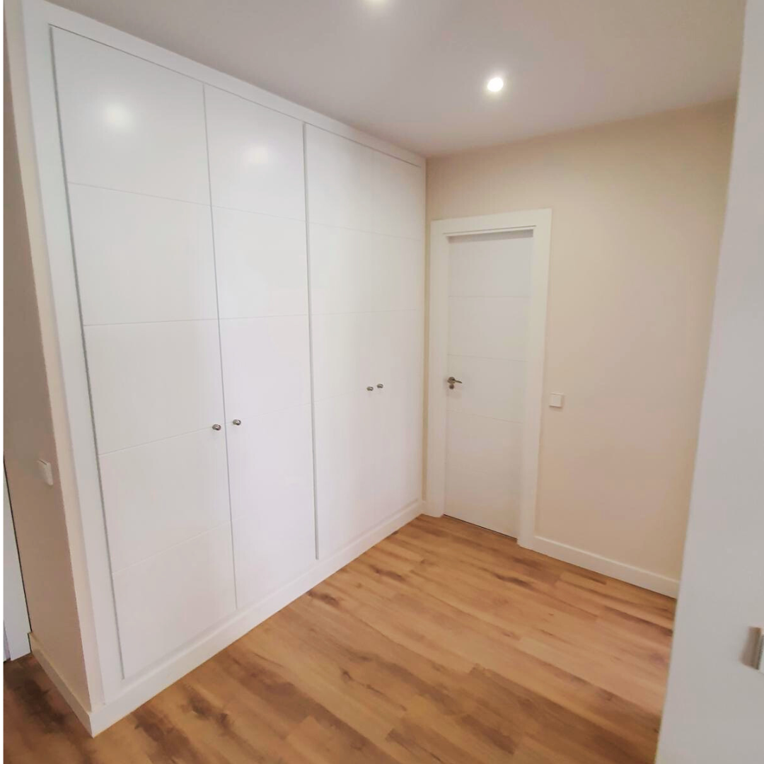 armario de madera de color blanco con tiradores