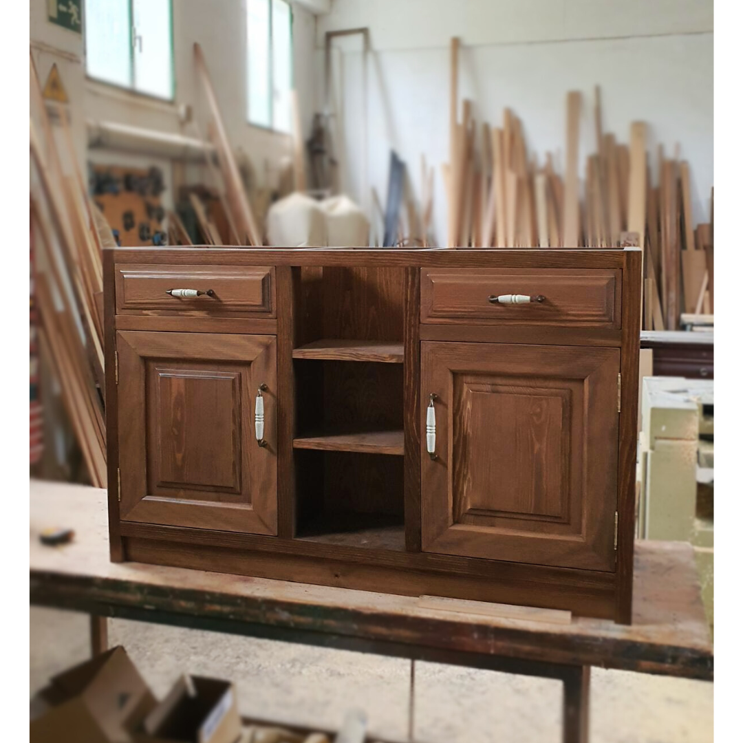 mueble aparador de madera natural con acabado oscuro