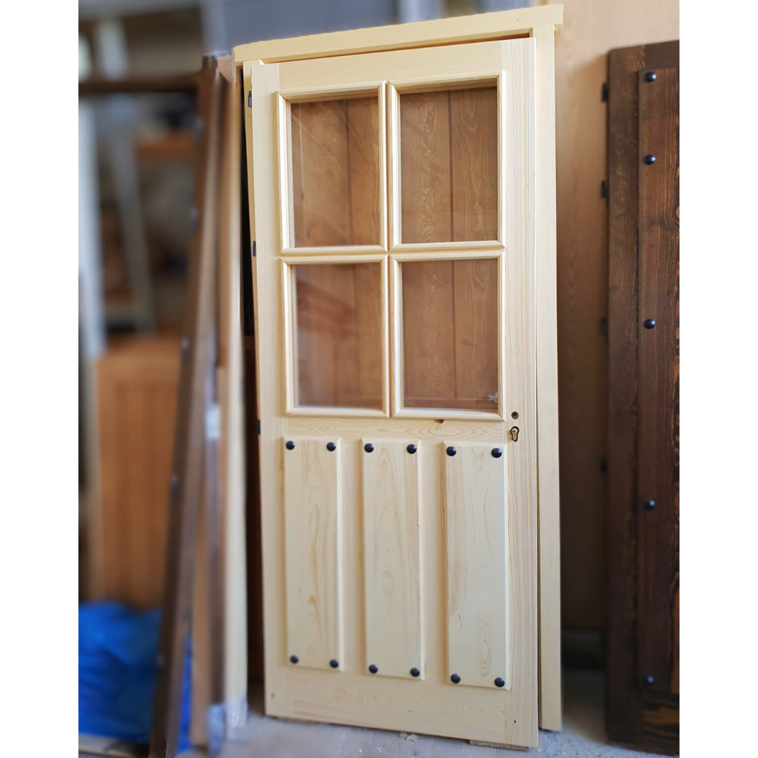 Puerta de madera con cristal