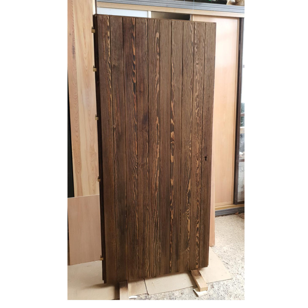 puerta de madera sin acabar