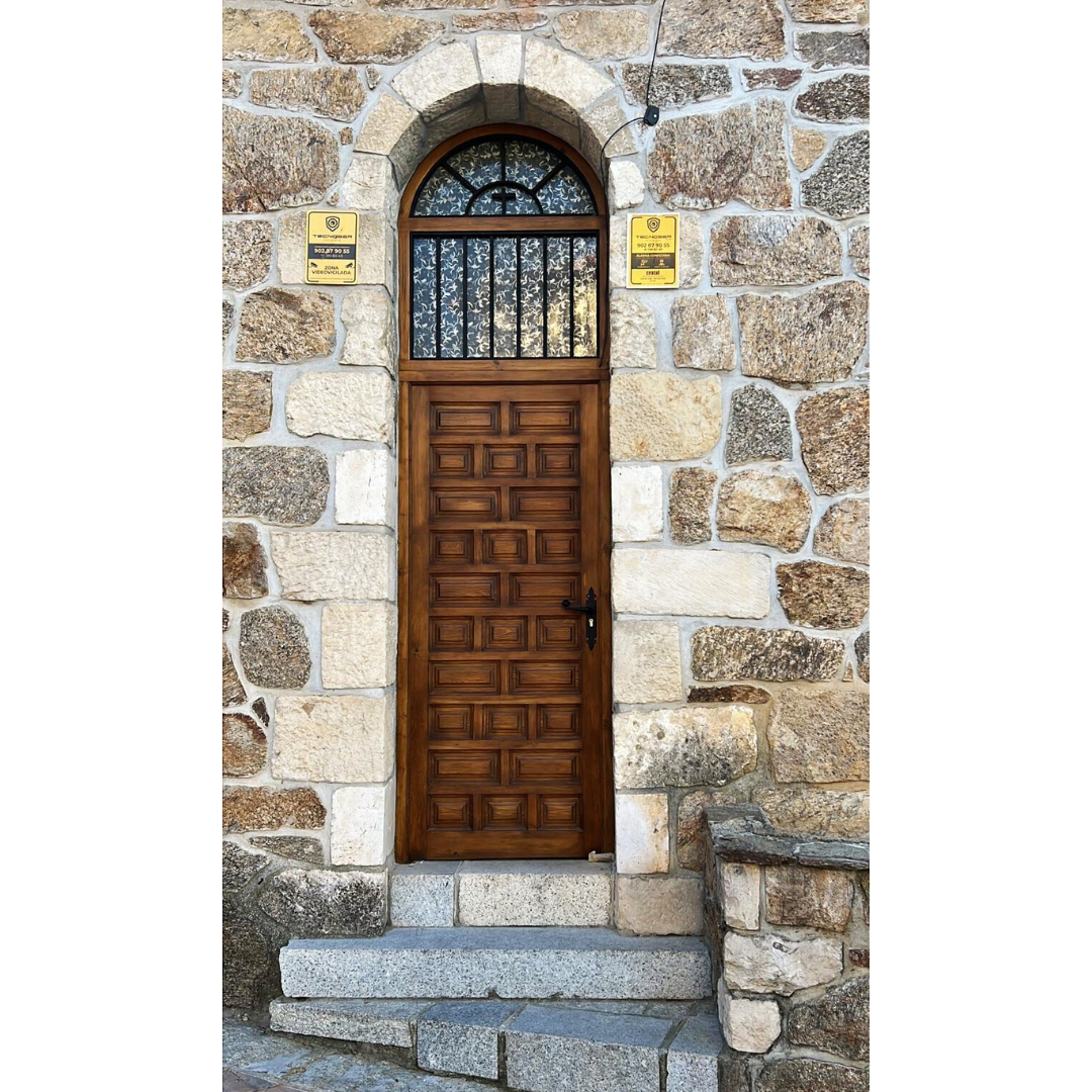 puerta exterior estrecha en madera con cristal y forja