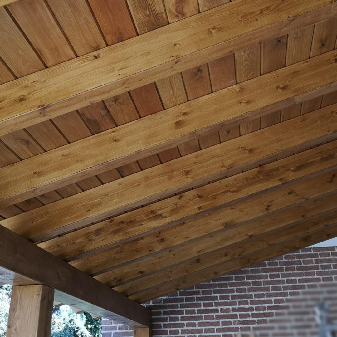 techo de madera en una pergola exterior