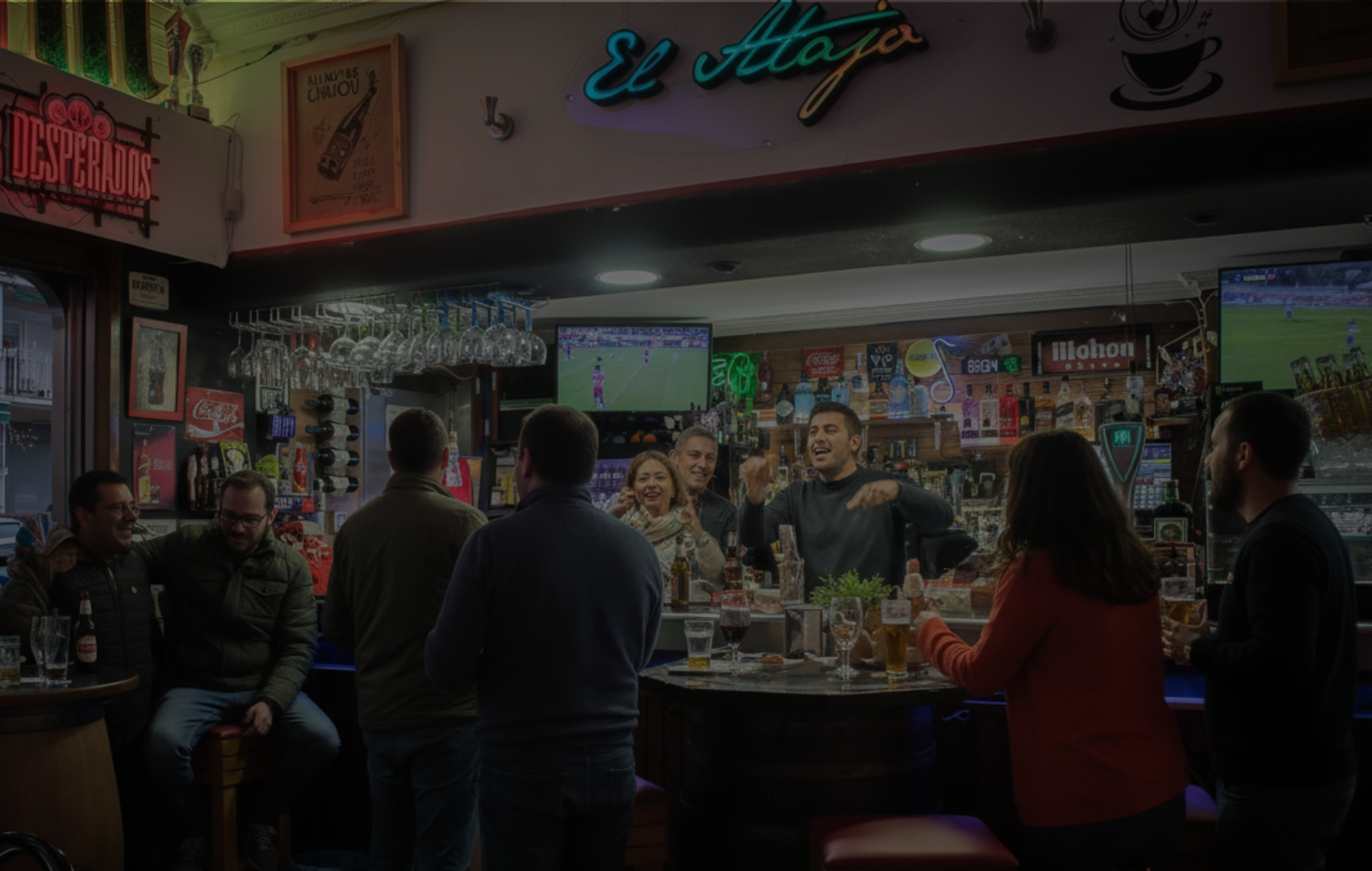 fotografia de gente celebrando el futbol en el atajo bar 