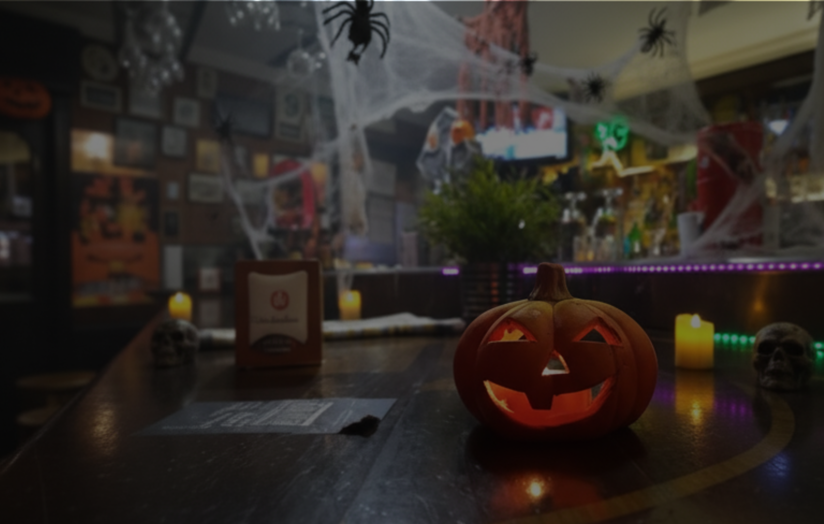 fotografía de el atajo bar con decoración de halloween