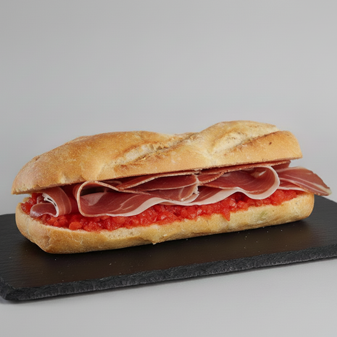 bocadillo de jamón con tomate