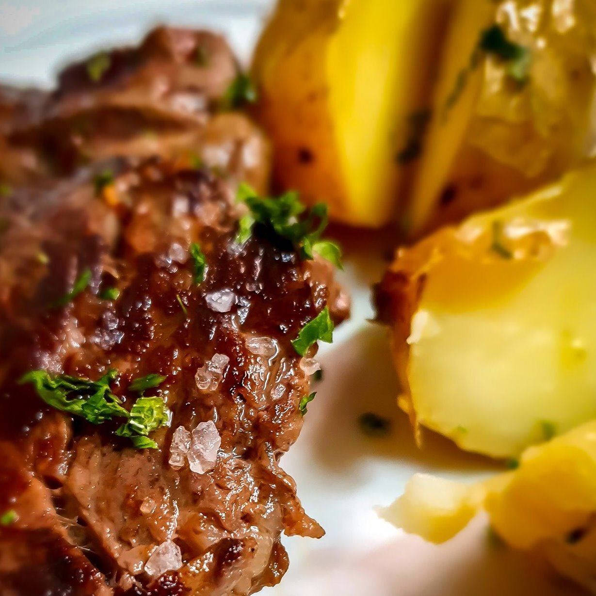 FOTOGRAFÍA DE CARNE CON PATATAS
