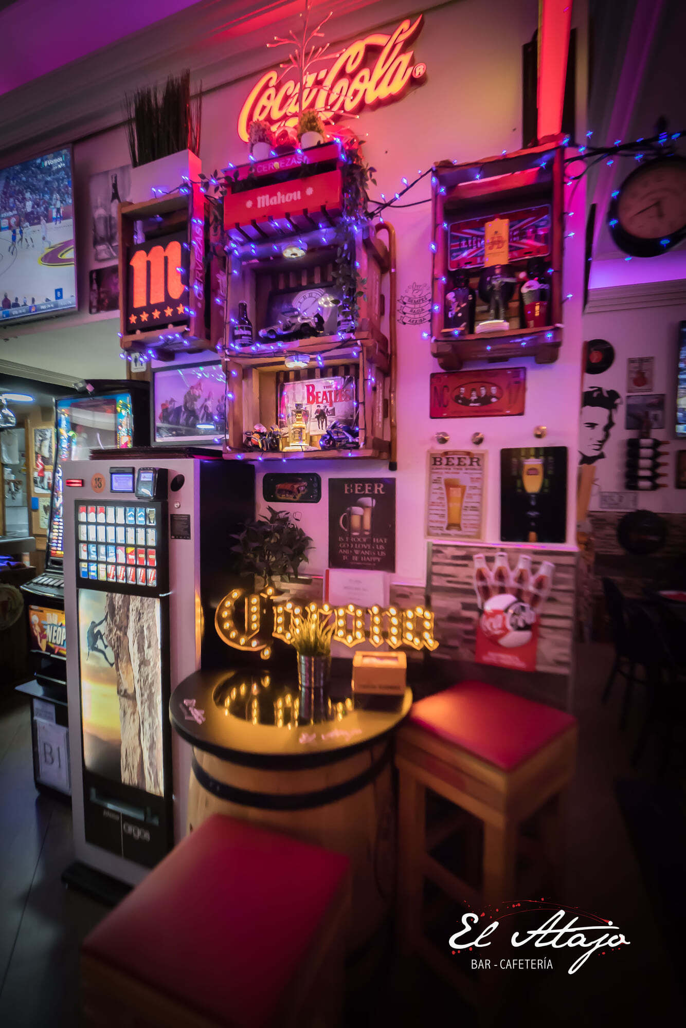 foto del interior del atajo bar