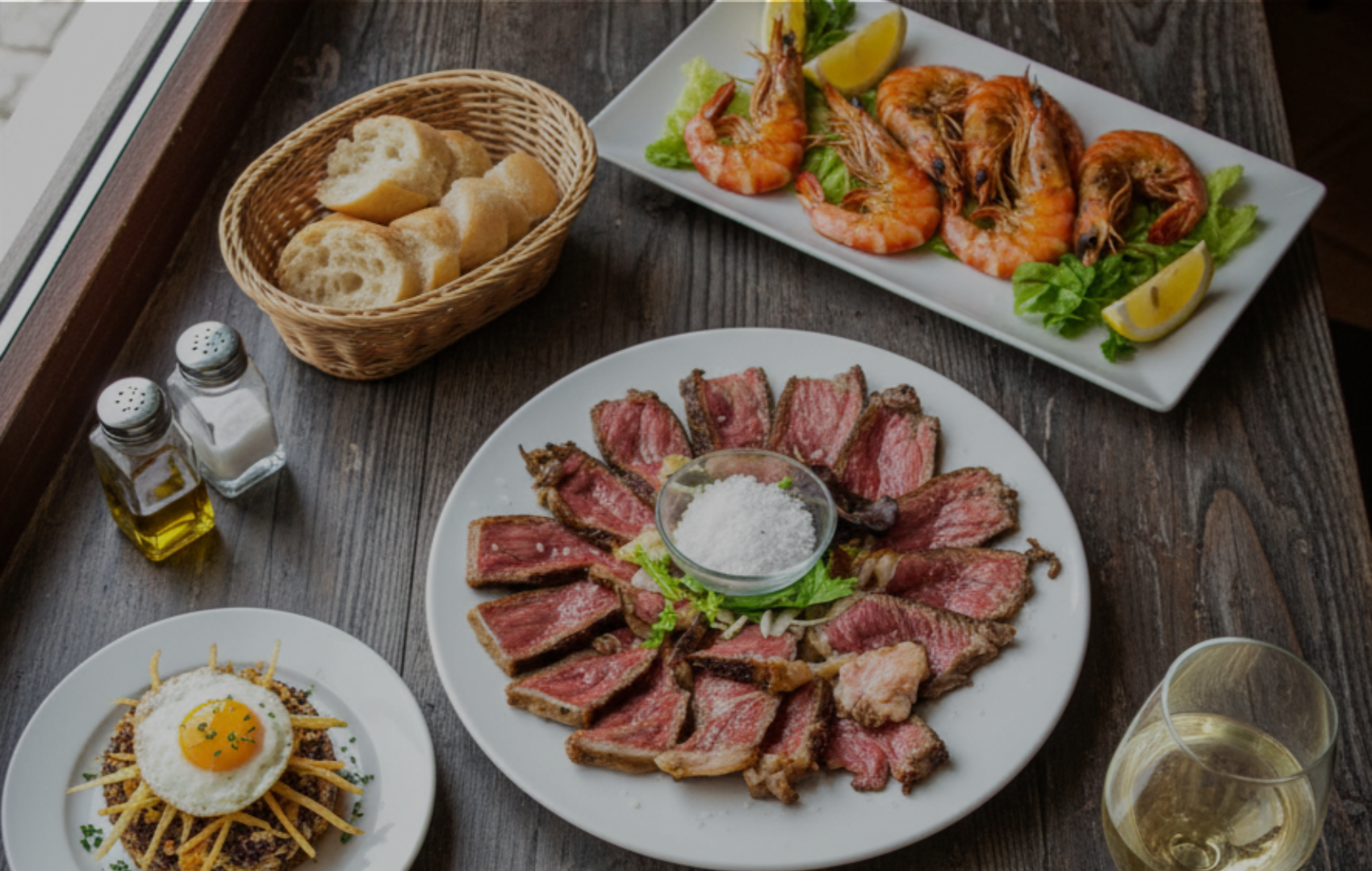 platos de comida variada