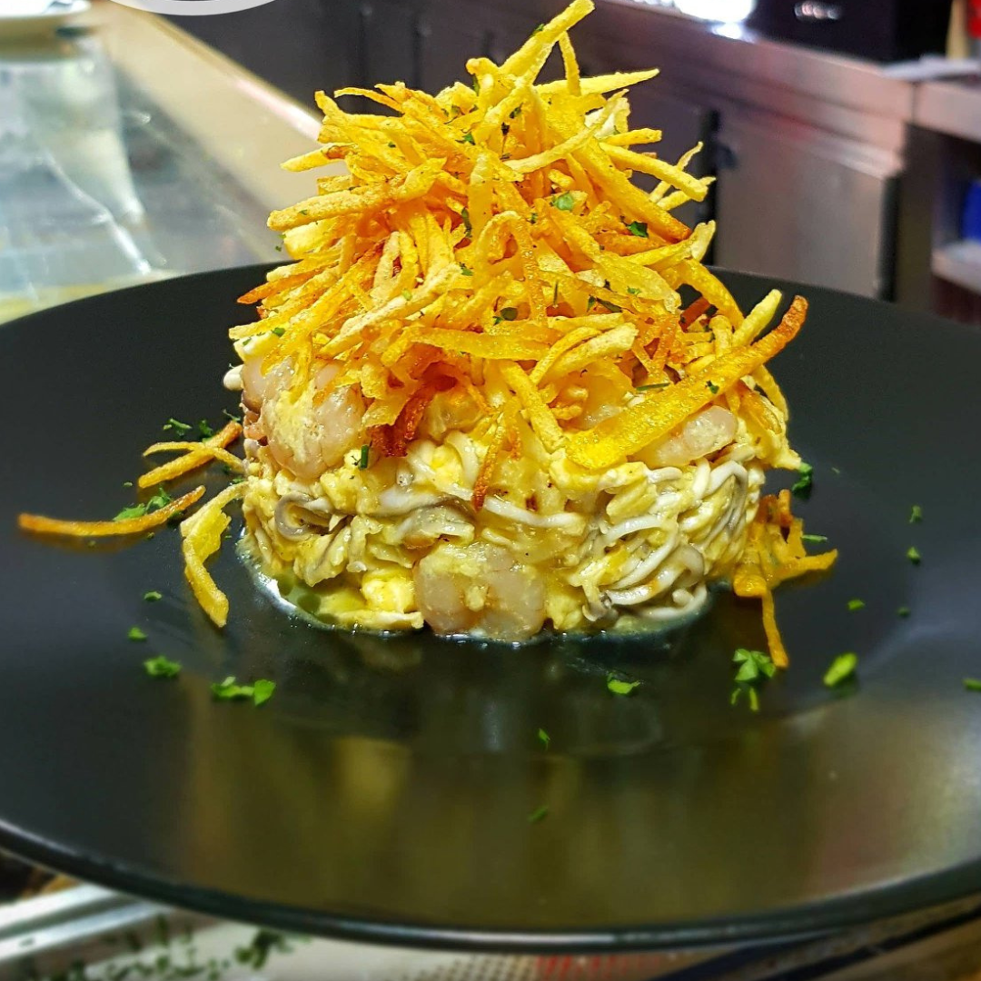 revuelto de gulas y gambas