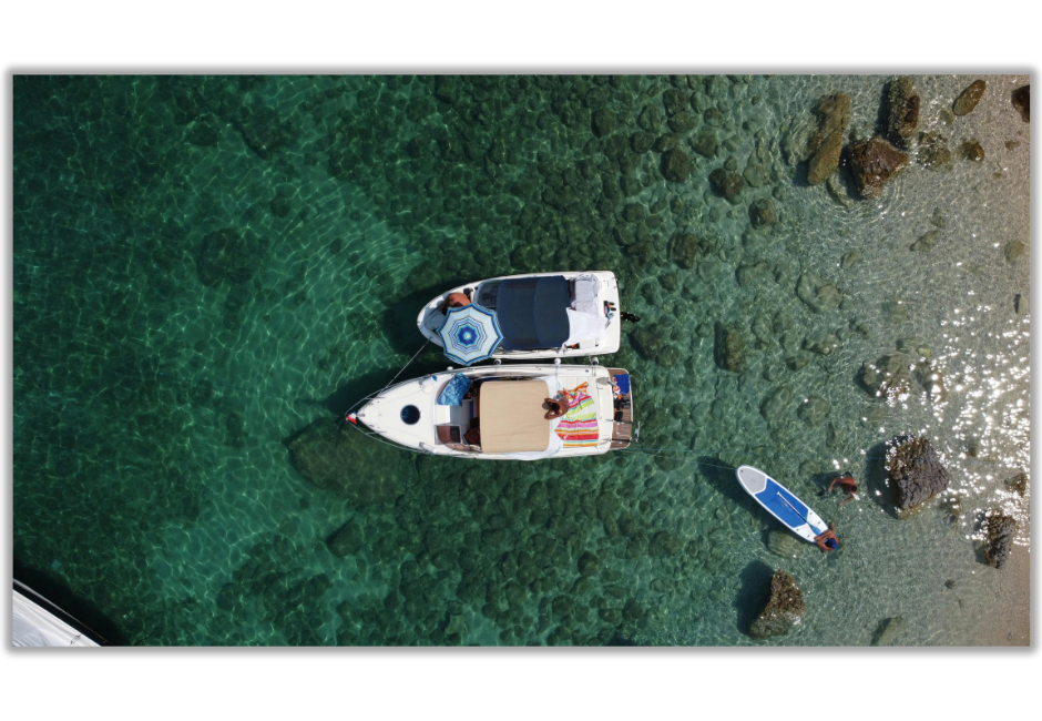 Imagen de barcos de recreo en el mar